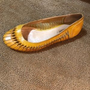 Euc miz mooz sz 8 cute summer shoe lots life left, mustard color